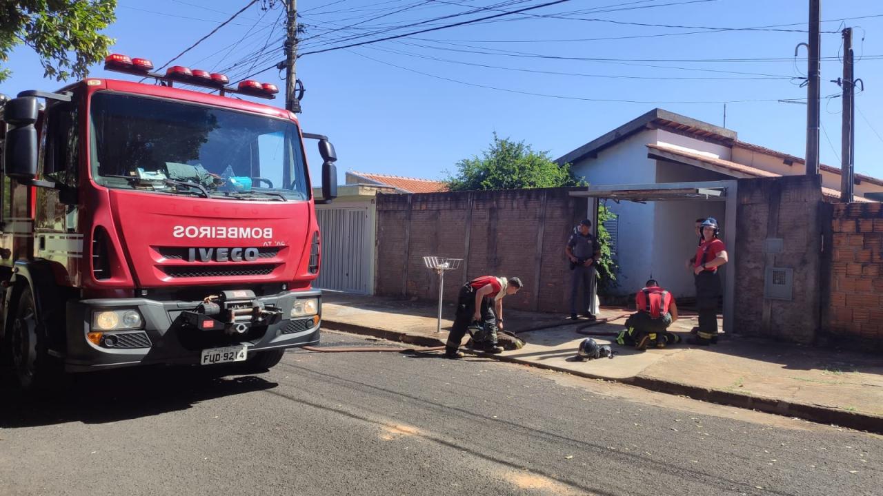 Foto 5 de 7 — Bombeiros controlam fogo em outra residência em Araraquara